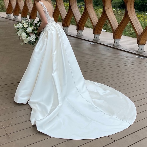 Pronovias Virgo Bridal Dress - Picture 5 of 8